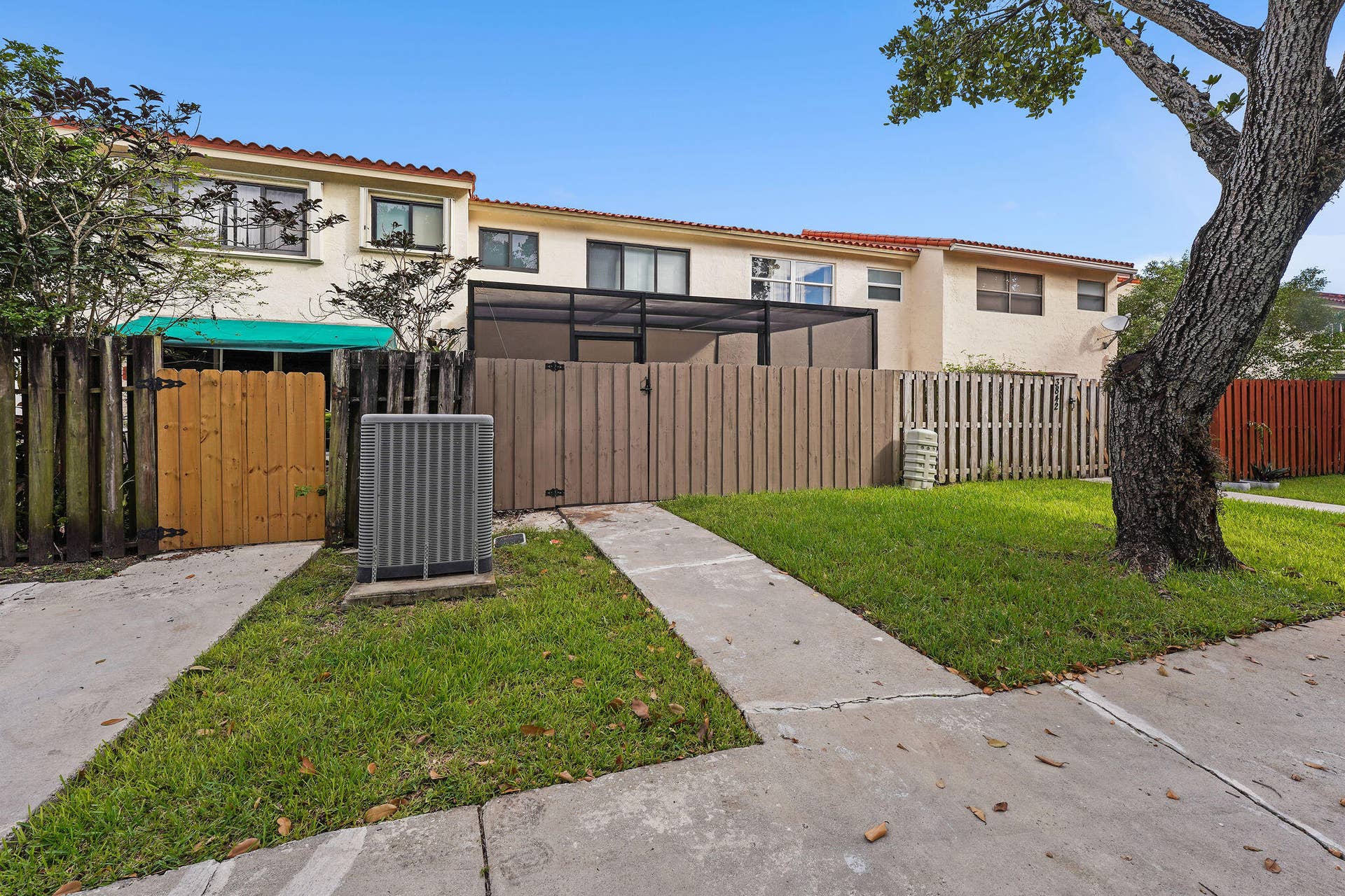 3844 ATLANTA Street, Hollywood, FL 33021 8__3844_Atlanta_Street_Hollywood_photo_b