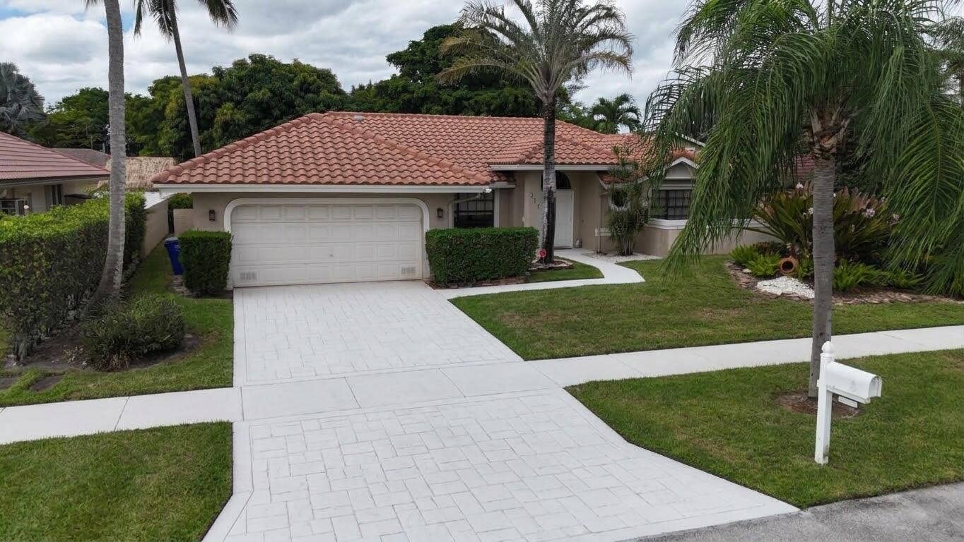 front of the house with the nice parking space and 2 car garage.