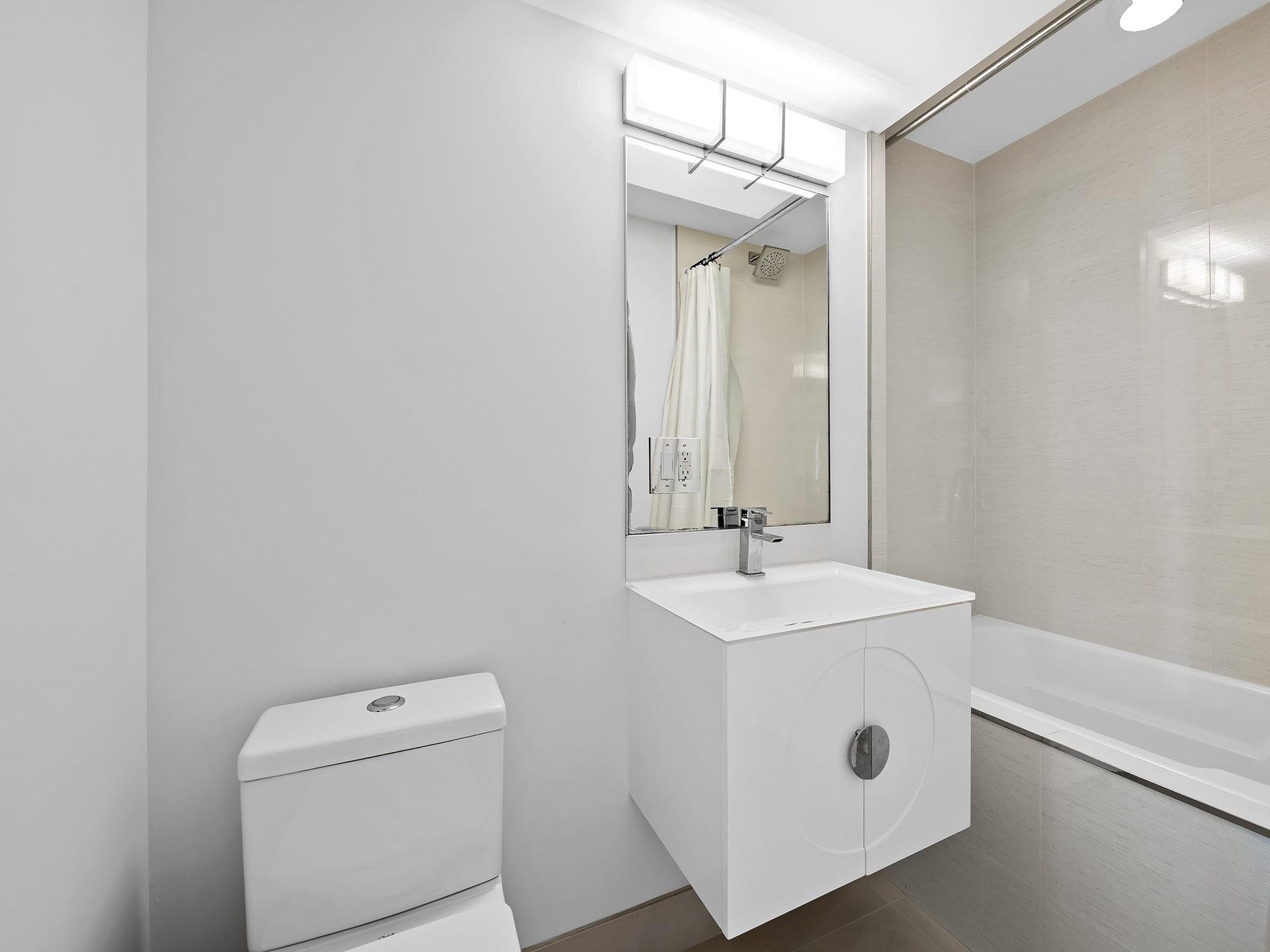 2000 S Ocean Drive, #709, Fort Lauderdale, FL 33316 Second bathroom