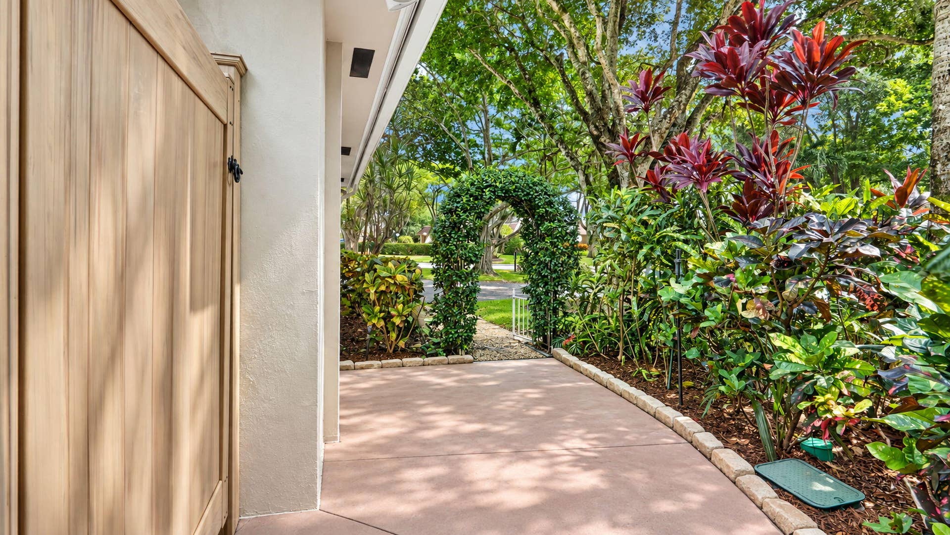 3745 OAKS CLUBHOUSE Drive, #V-8, Pompano Beach, FL 33069 56-web-or-mls-DSC00562_v2