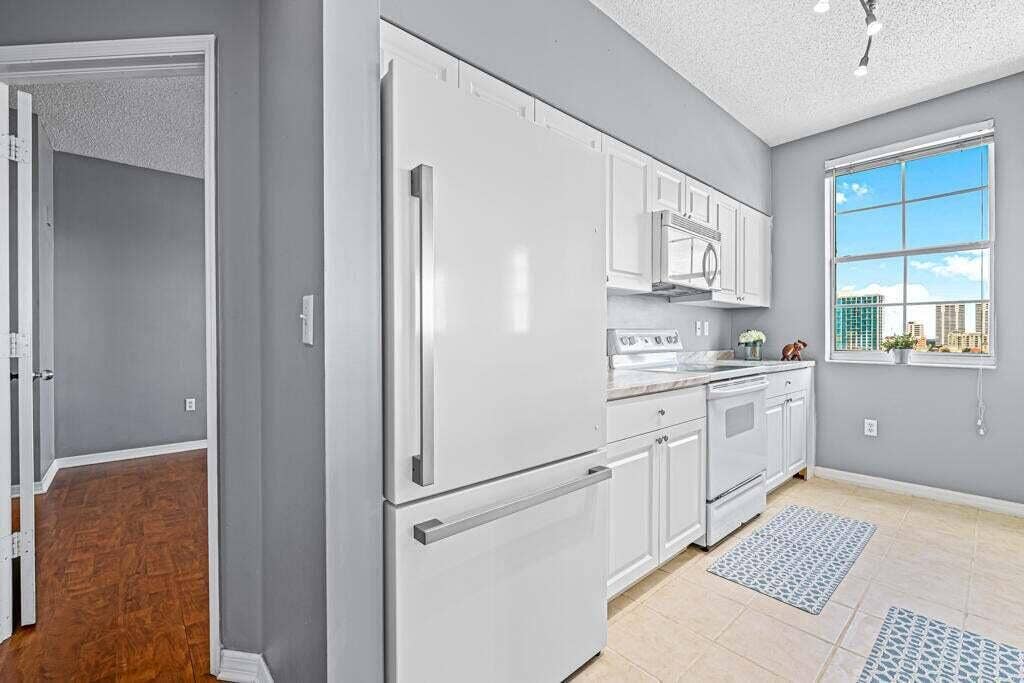 616 Clearwater Park Road, West Palm Beach, FL 33401 1112 Kitchen