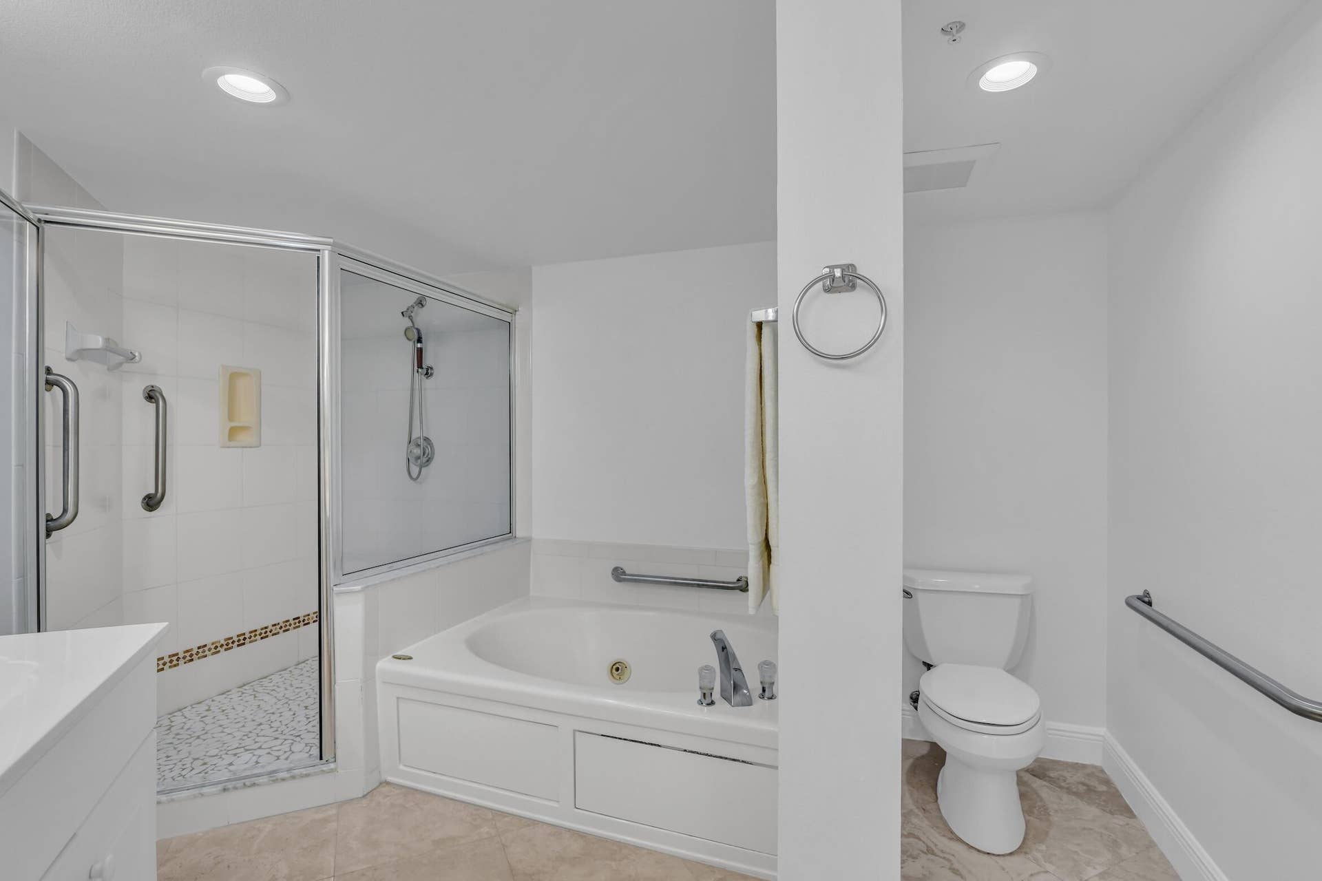 2880 NE 14TH ST Causeway, #213, Pompano Beach, FL 33062 Primary Bathroom.