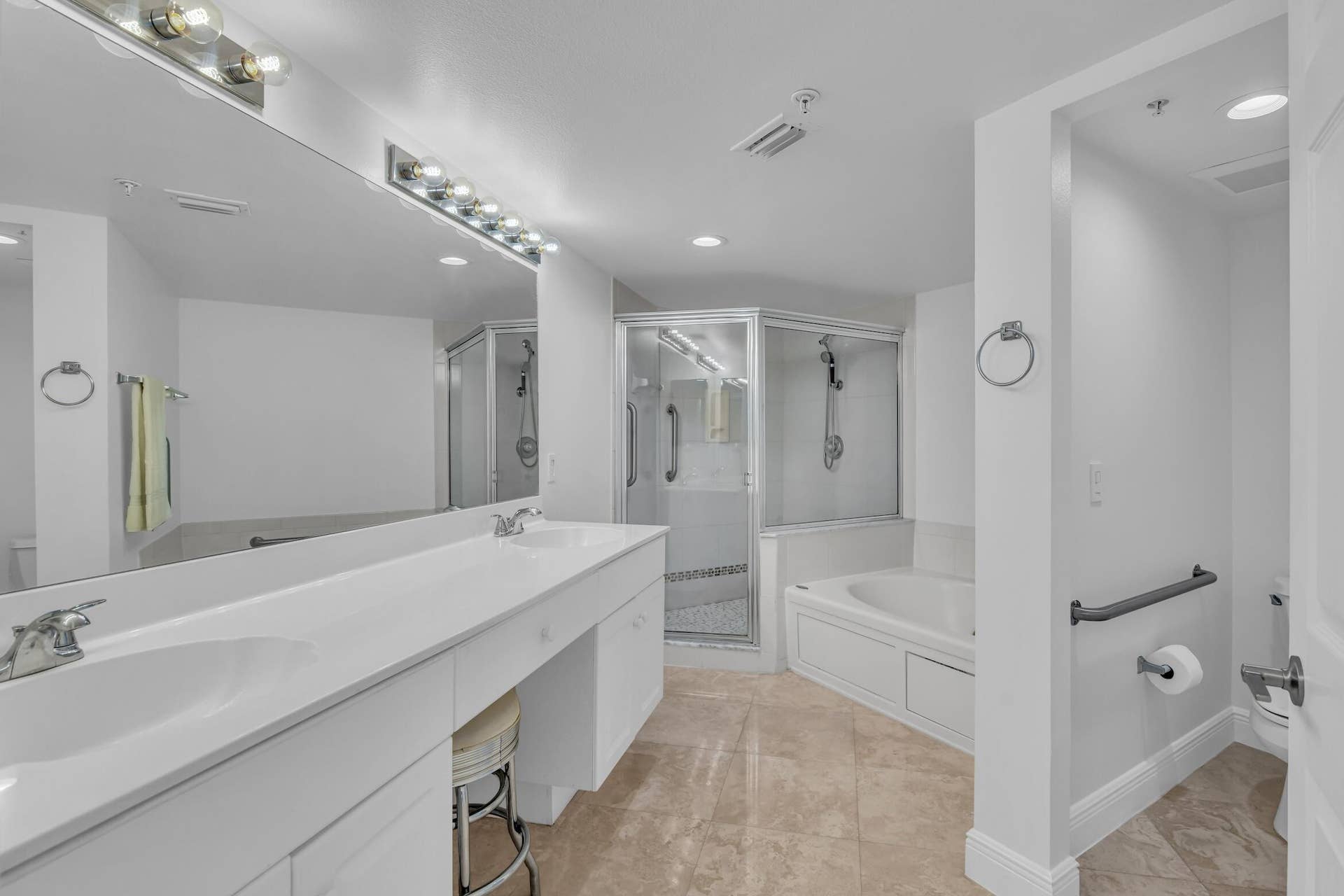 2880 NE 14TH ST Causeway, #213, Pompano Beach, FL 33062 Primary Bathroom.