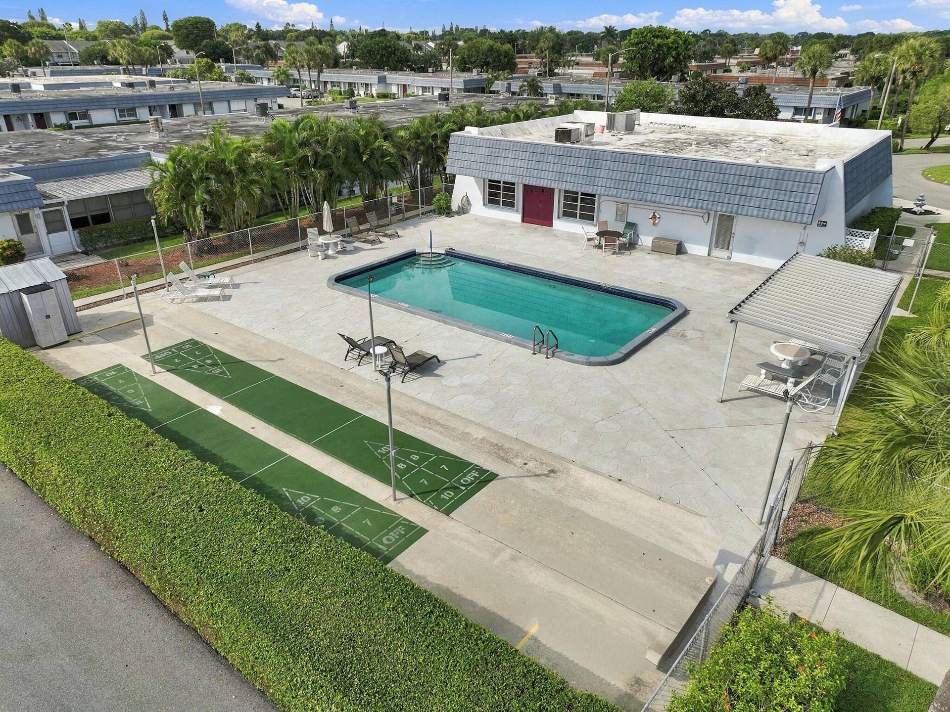 2886 FERNLEY Drive E, #32, West Palm Beach, FL 33415 Pool Area