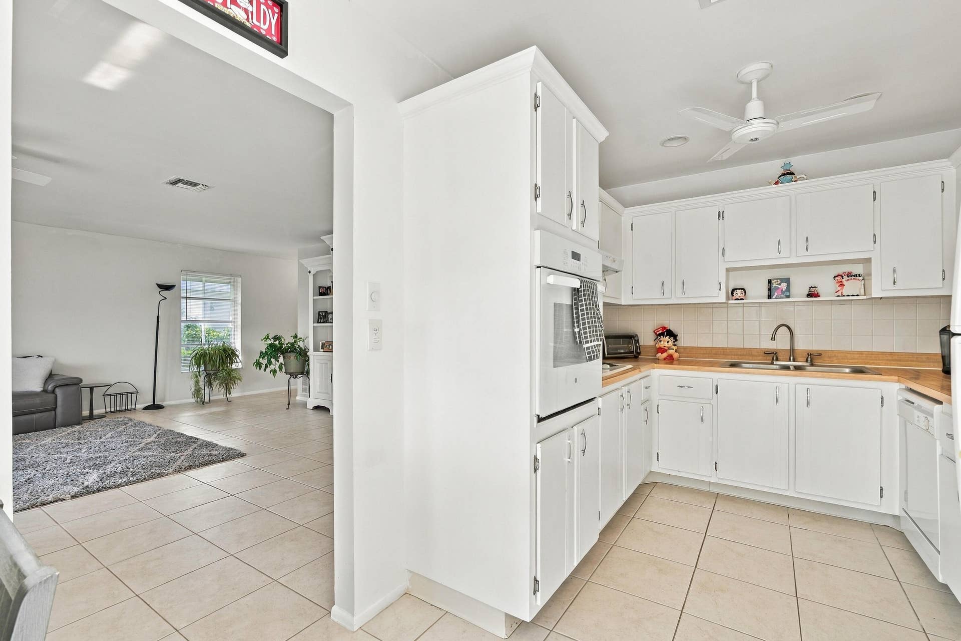 2886 FERNLEY Drive E, #32, West Palm Beach, FL 33415 Kitchen Area