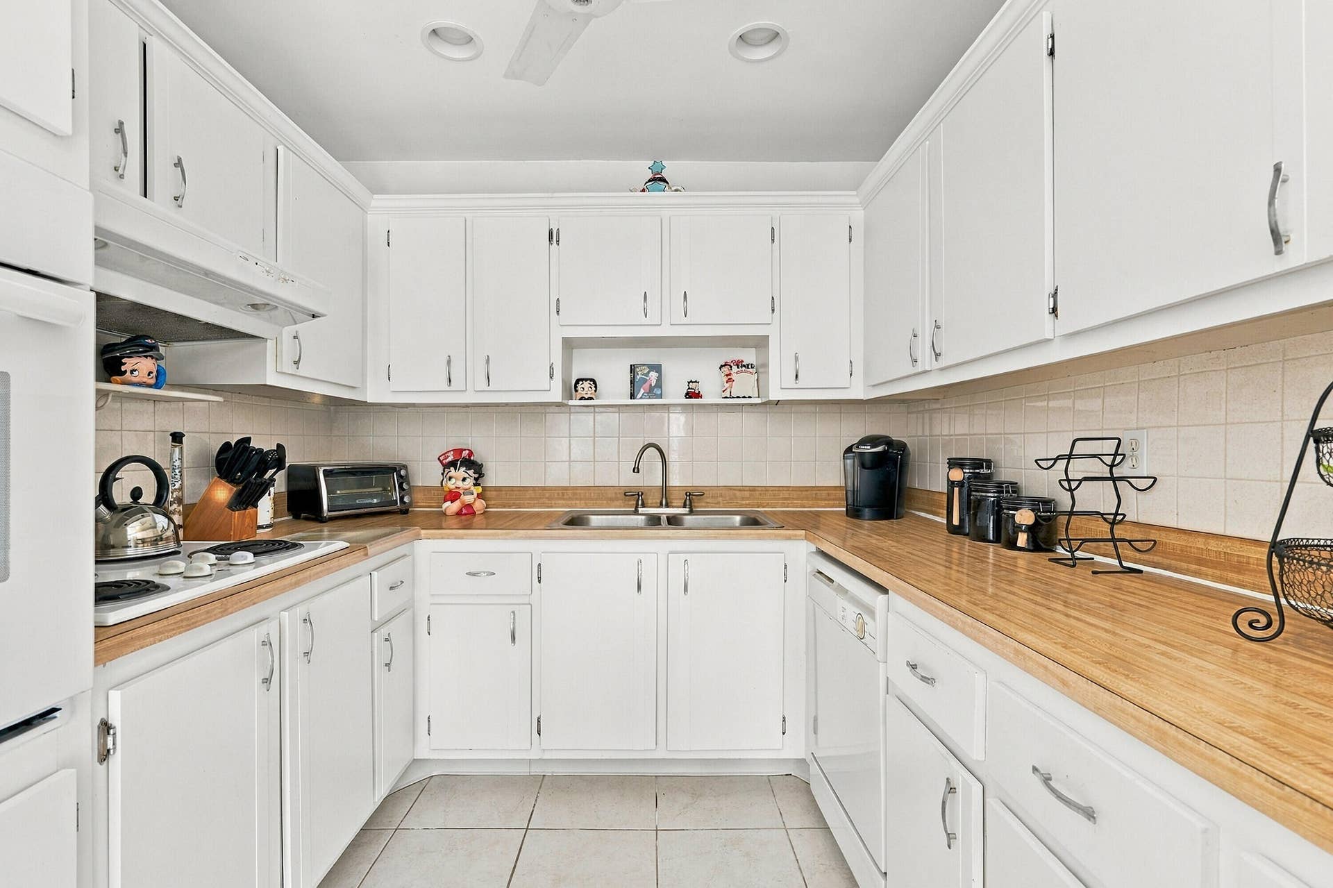 2886 FERNLEY Drive E, #32, West Palm Beach, FL 33415 Kitchen Area
