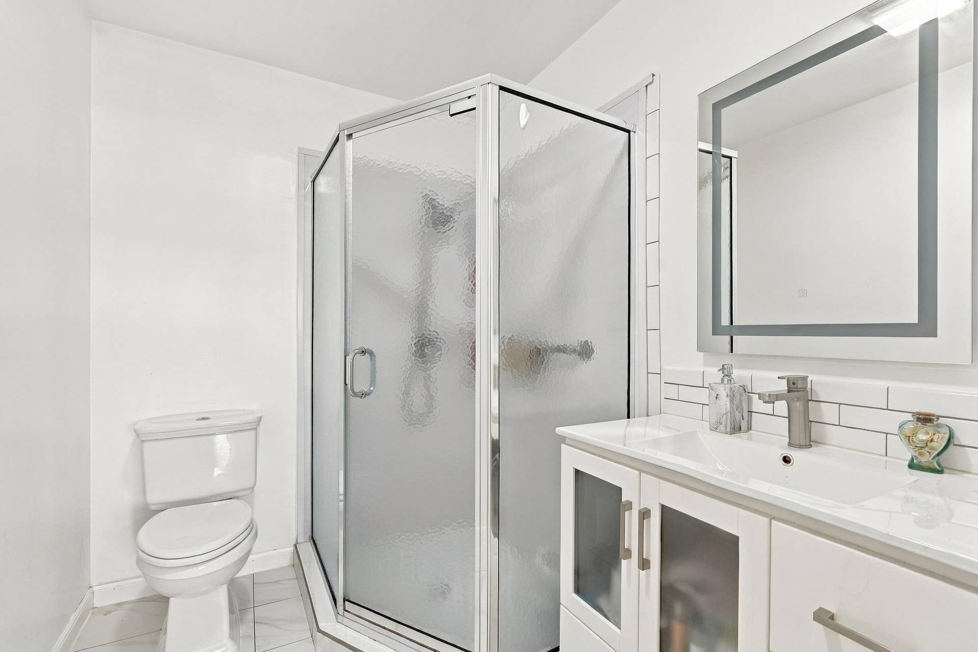 2886 FERNLEY Drive E, #32, West Palm Beach, FL 33415 Primary Bathroom