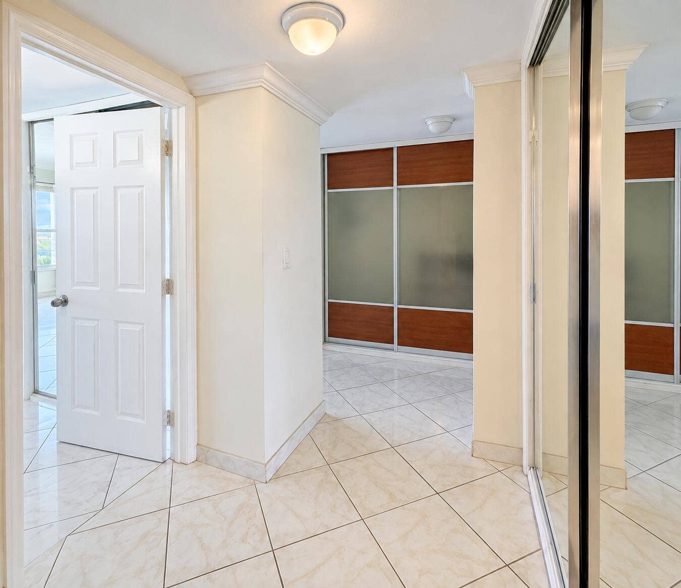 Entrance area to the room and bathroom