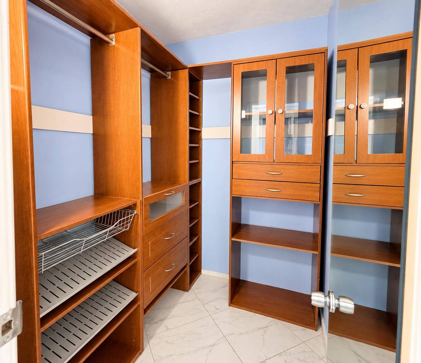 Bedroom walking Closet
