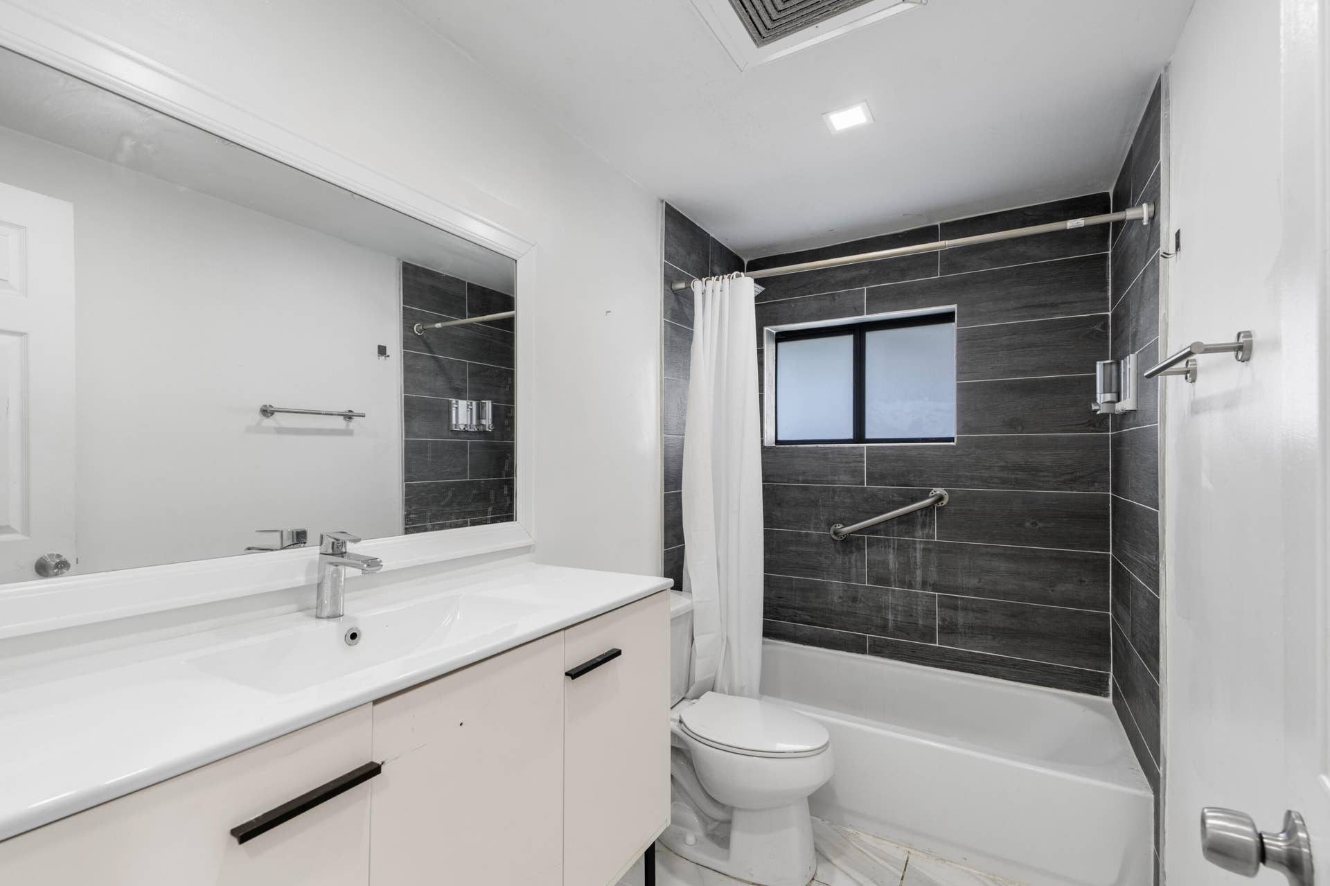 836 SW 13TH Court, Pompano Beach, FL 33060 Primary Bathroom