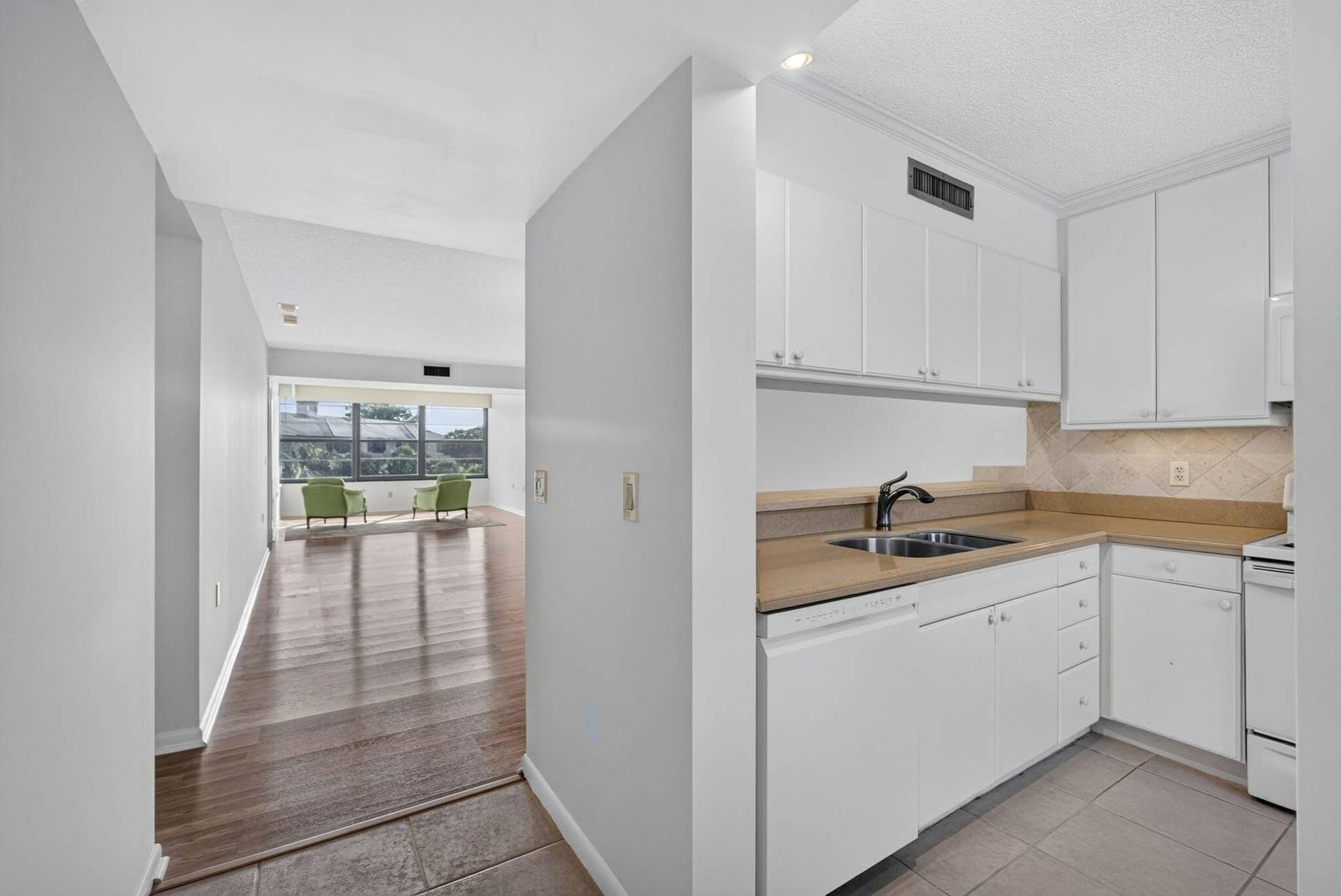 3710 WHITEHALL Drive, #401, West Palm Beach, FL 33401 Entry View