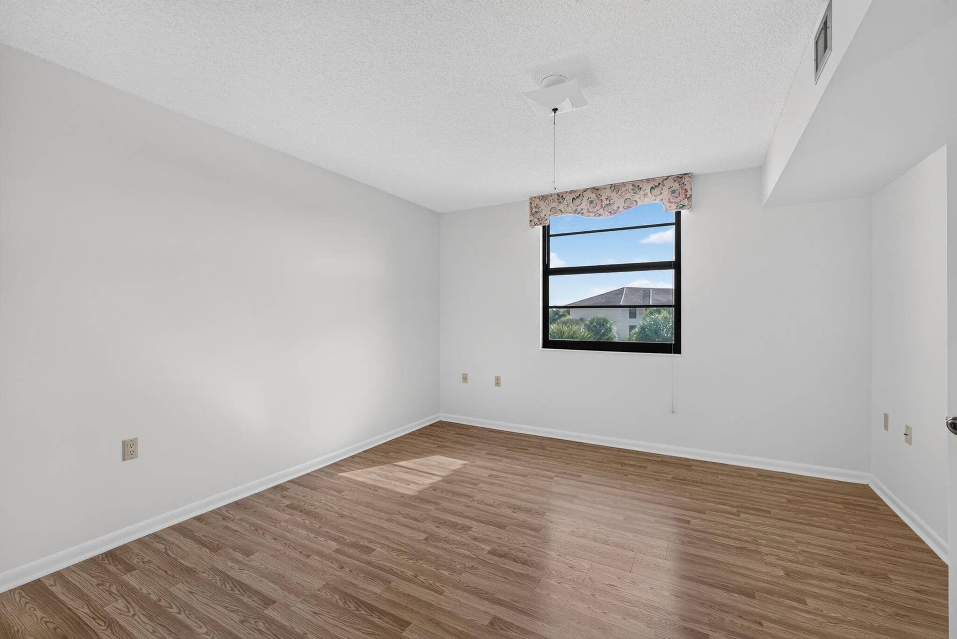 3710 WHITEHALL Drive, #401, West Palm Beach, FL 33401 15-web-or-mls-5D1A6774