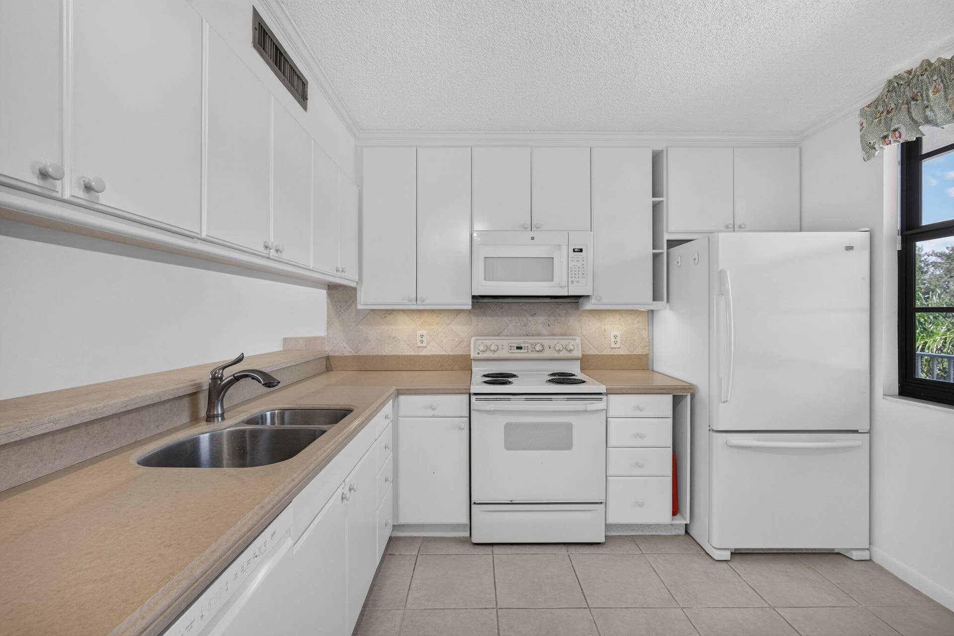 3710 WHITEHALL Drive, #401, West Palm Beach, FL 33401 Kitchen