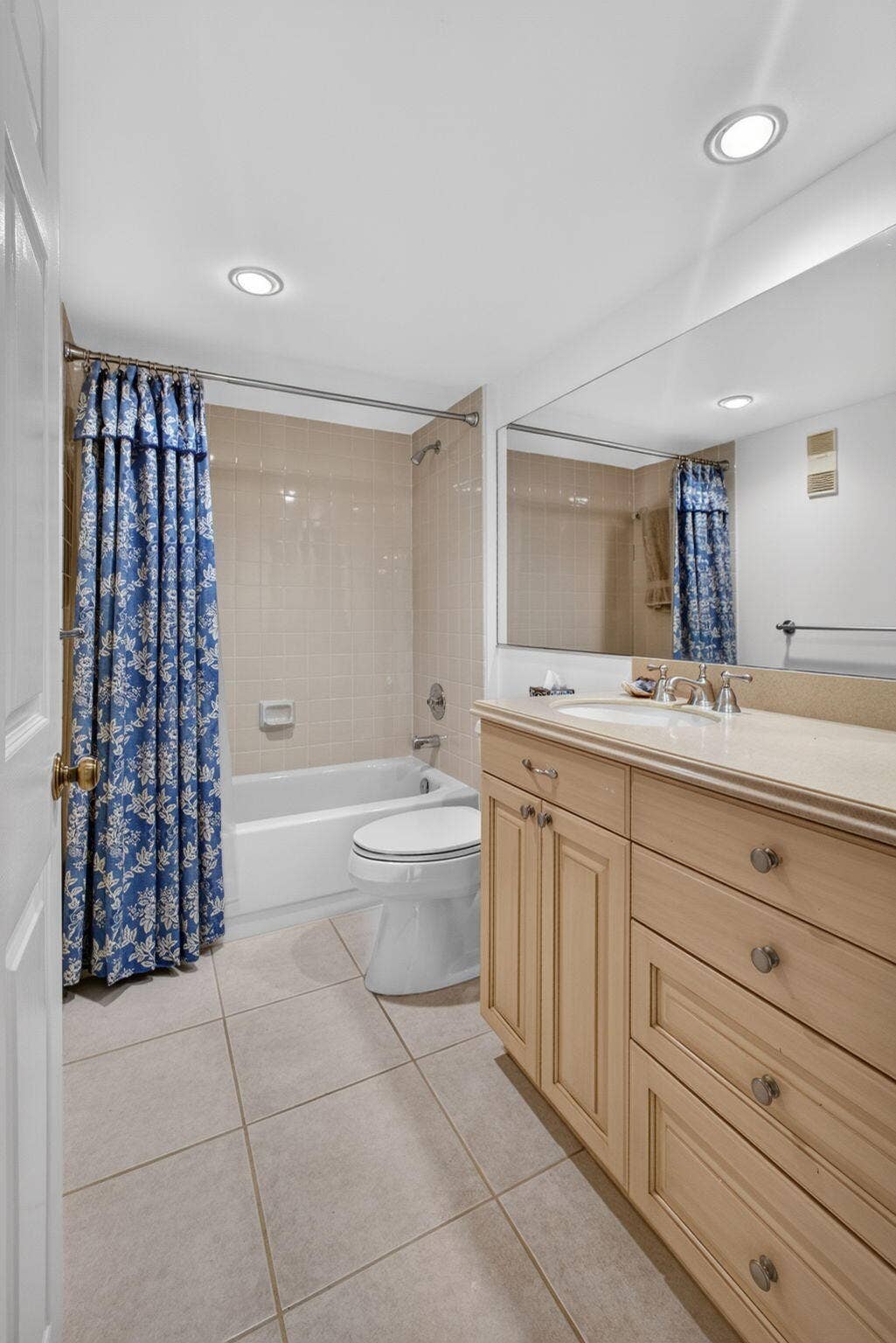 3710 WHITEHALL Drive, #401, West Palm Beach, FL 33401 shower/tub