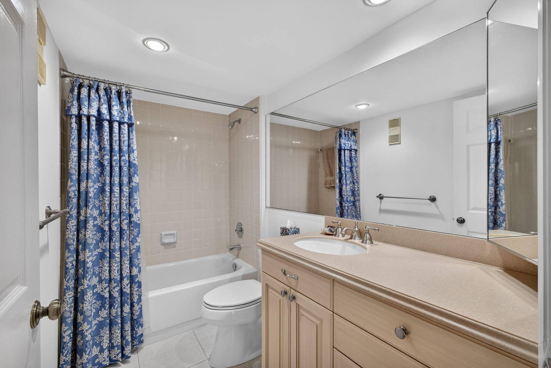 3710 WHITEHALL Drive, #401, West Palm Beach, FL 33401 shower / tub
