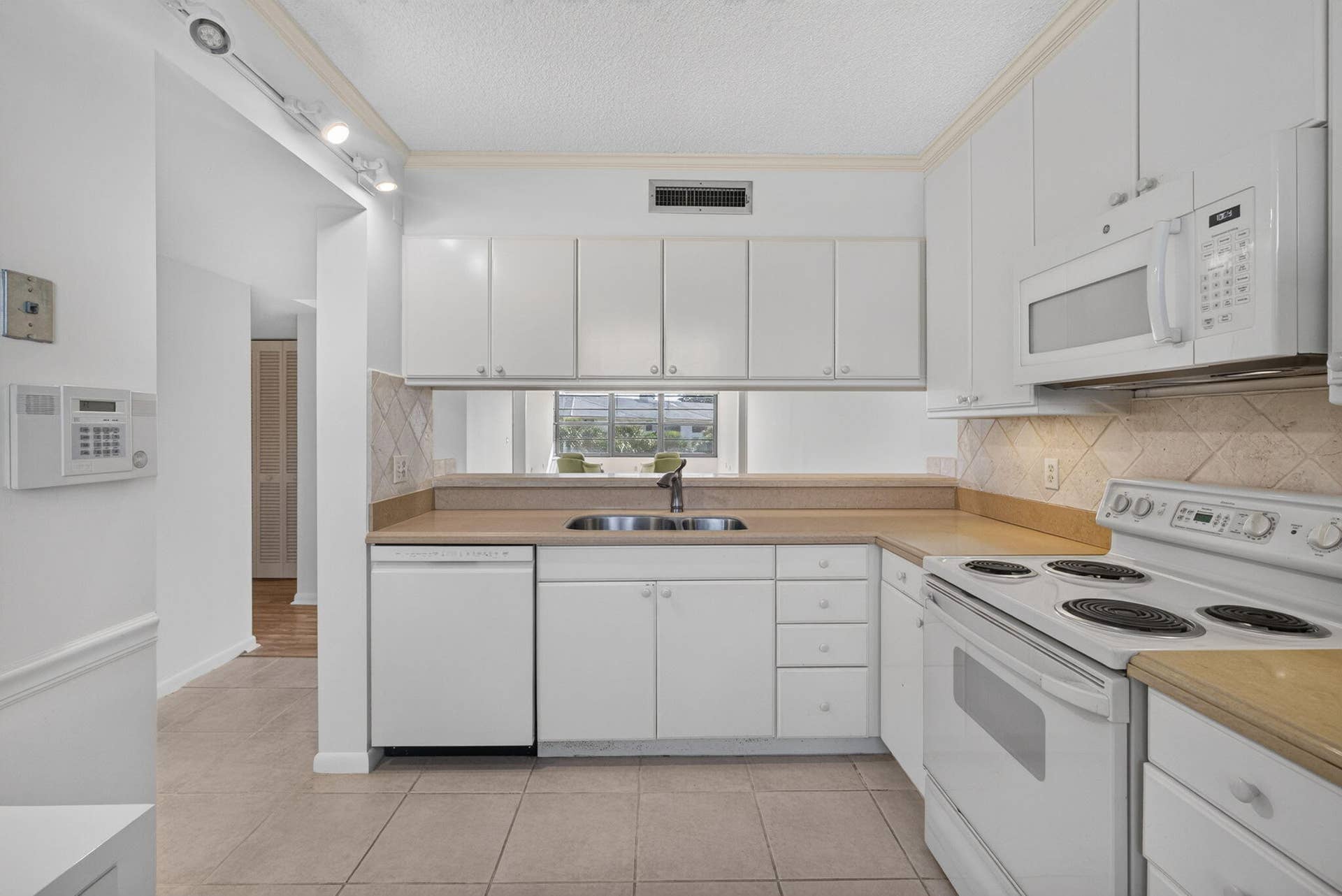 3710 WHITEHALL Drive, #401, West Palm Beach, FL 33401 Kitchen