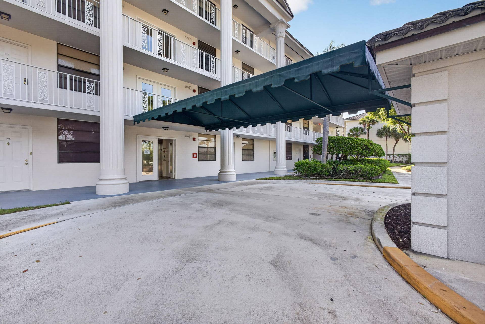 3710 WHITEHALL Drive, #401, West Palm Beach, FL 33401 Entrance to Building