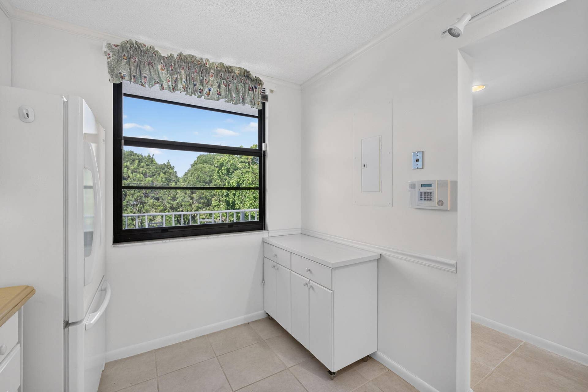 3710 WHITEHALL Drive, #401, West Palm Beach, FL 33401 Kitchen