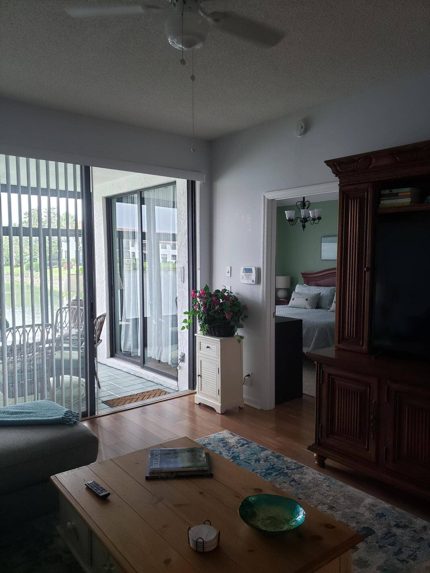 6021 HANSON LIVROOM AREA PATIO AND MASTE