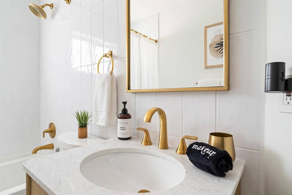 3300 WESTVIEW Avenue, West Palm Beach, FL 33407 Guest Bathroom