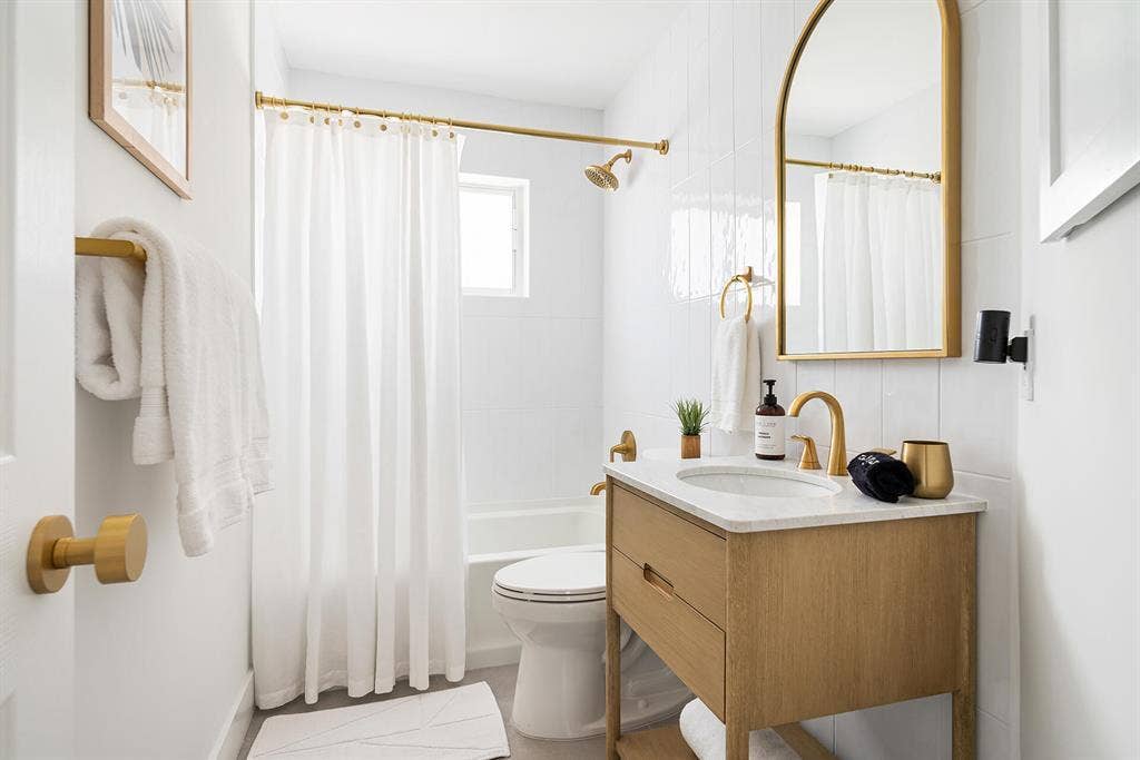 3300 WESTVIEW Avenue, West Palm Beach, FL 33407 Guest Bathroom
