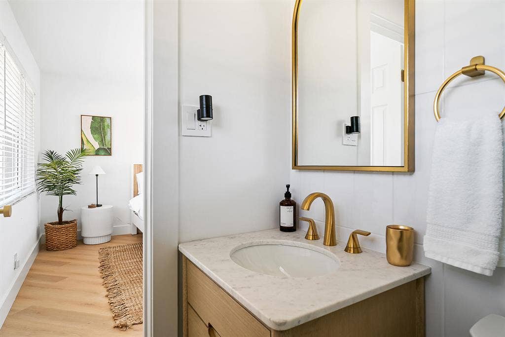 3300 WESTVIEW Avenue, West Palm Beach, FL 33407 Primary Bathroom