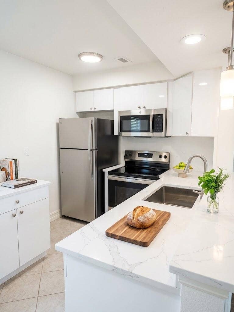 2713 NE 33rd Avenue, #2, Fort Lauderdale, FL 33308 Kitchen