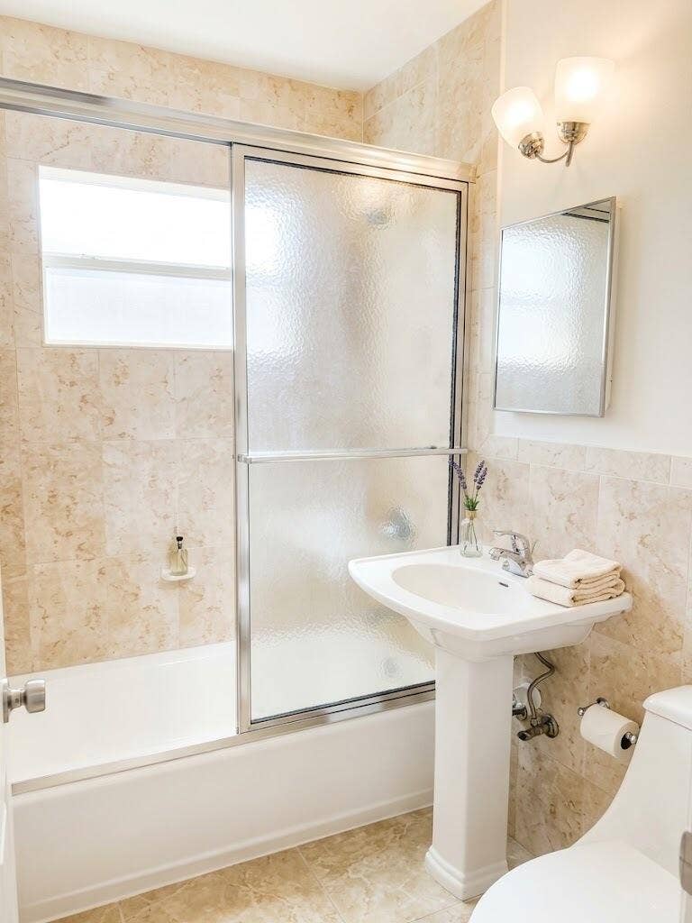 2713 NE 33rd Avenue, #2, Fort Lauderdale, FL 33308 Second bath