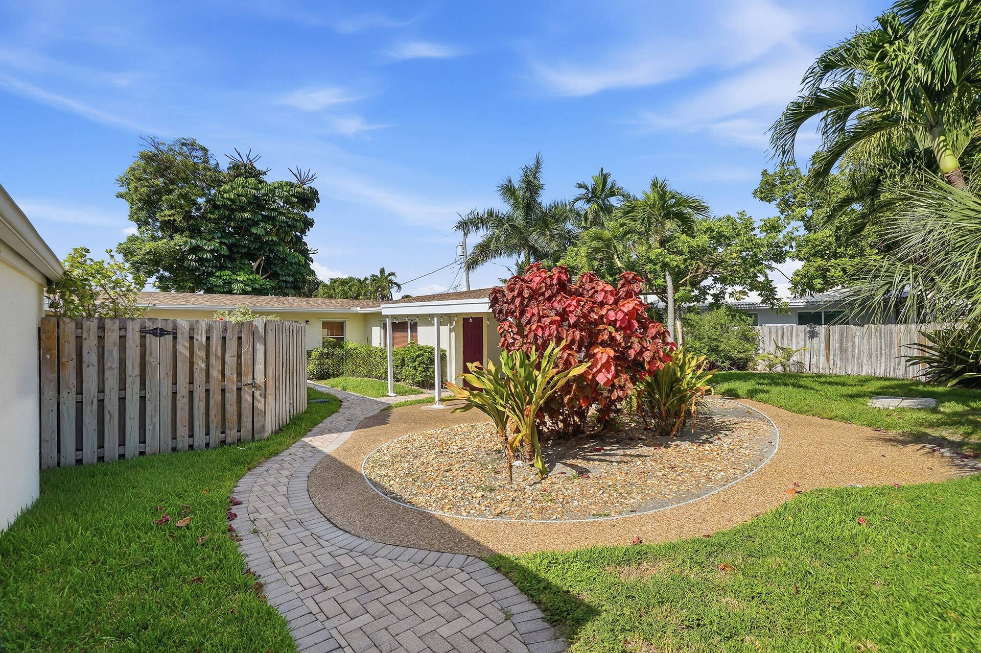2713 NE 33rd Avenue, #2, Fort Lauderdale, FL 33308 yard