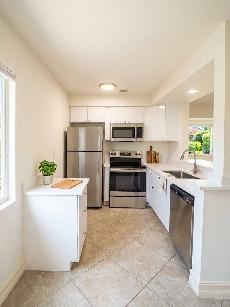 2713 NE 33rd Avenue, #2, Fort Lauderdale, FL 33308 Kitchen