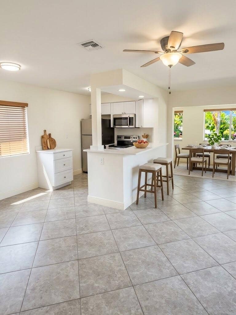 2713 NE 33rd Avenue, #2, Fort Lauderdale, FL 33308 Bar Area