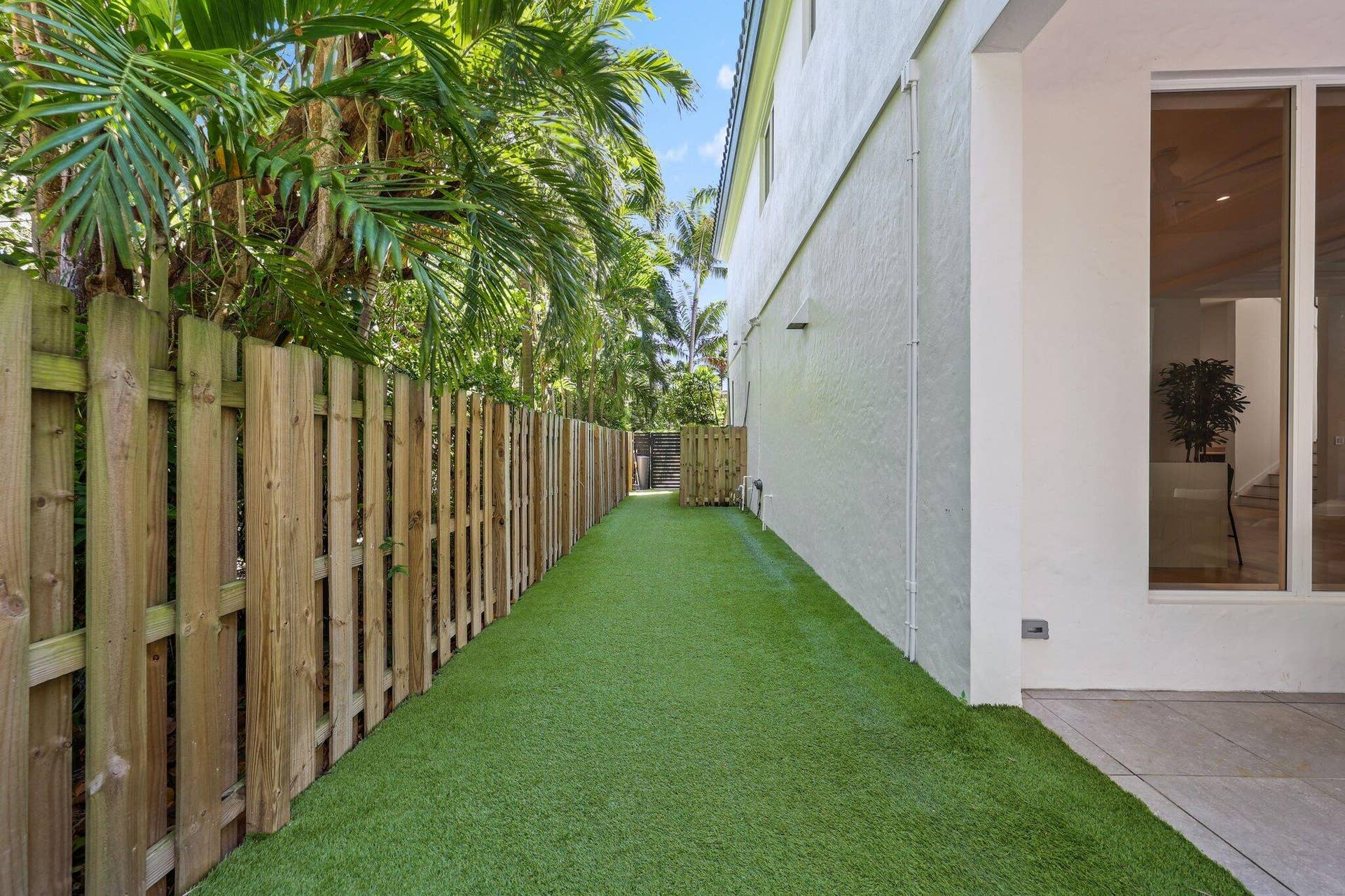 755 W Fern Drive, Boca Raton, FL 33432 Side Yard