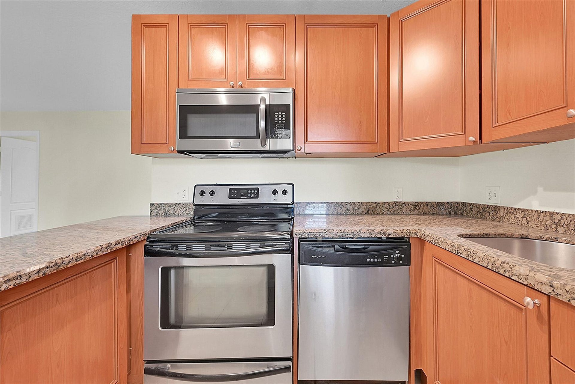 2655 NE 8th Avenue, #Apt 210, Wilton Manors, FL 33334 Warm wood-finish cabinetry complemented by speckled countertops