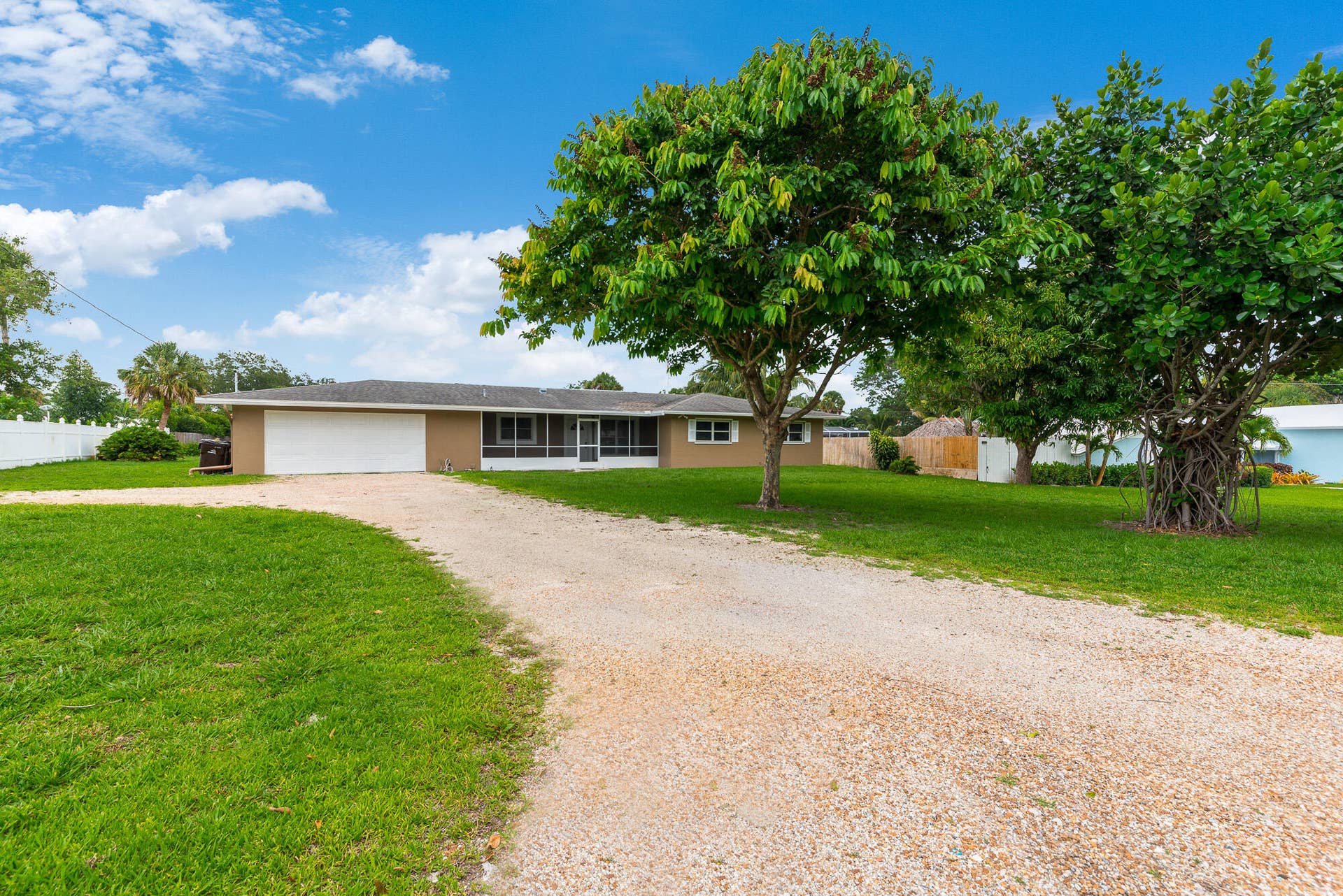 925 SE Osceola St, Stuart, FL 34994-2