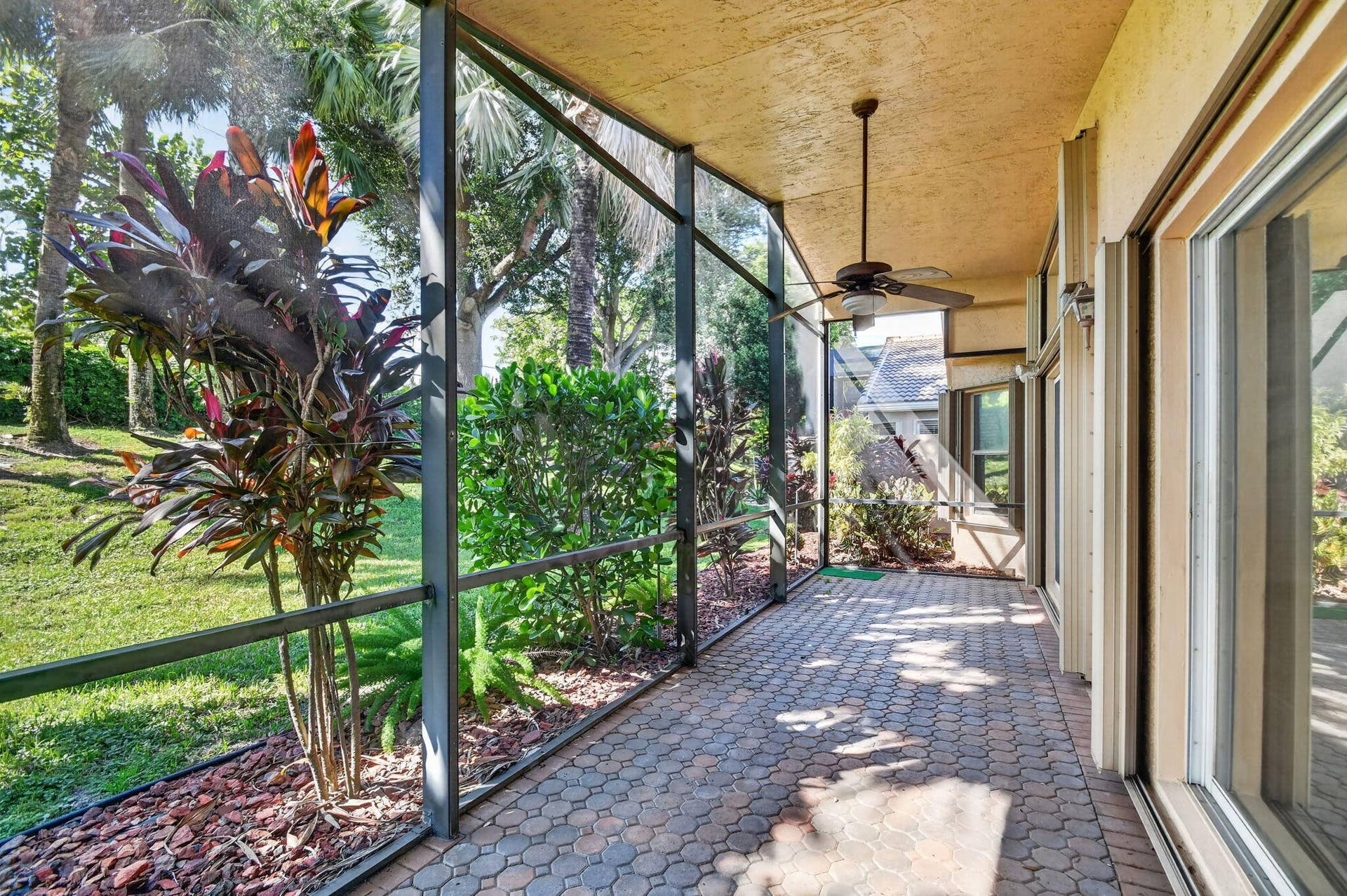 COVERED/SCREENED-IN LANAI