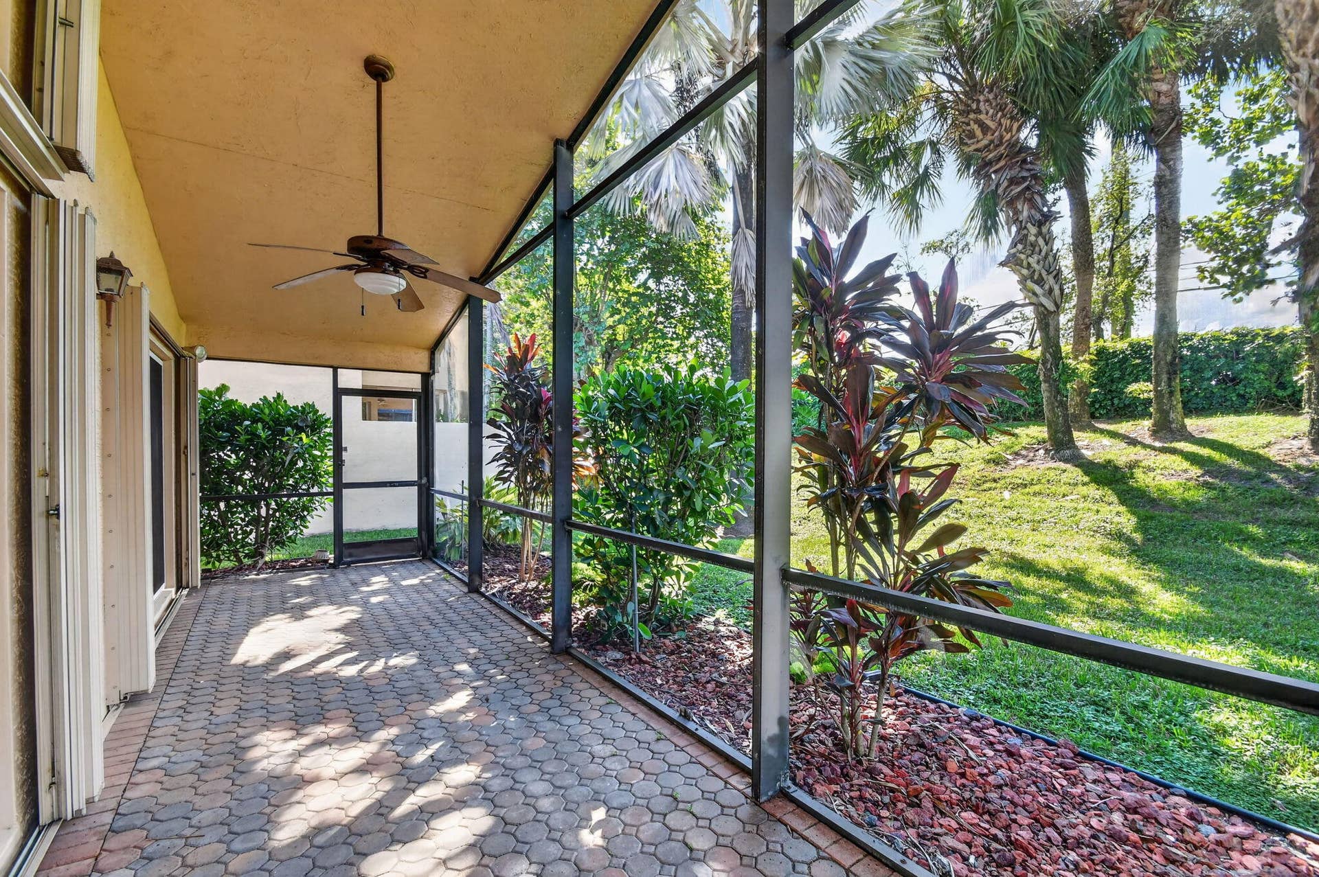COVERED/SCREENED-IN LANAI