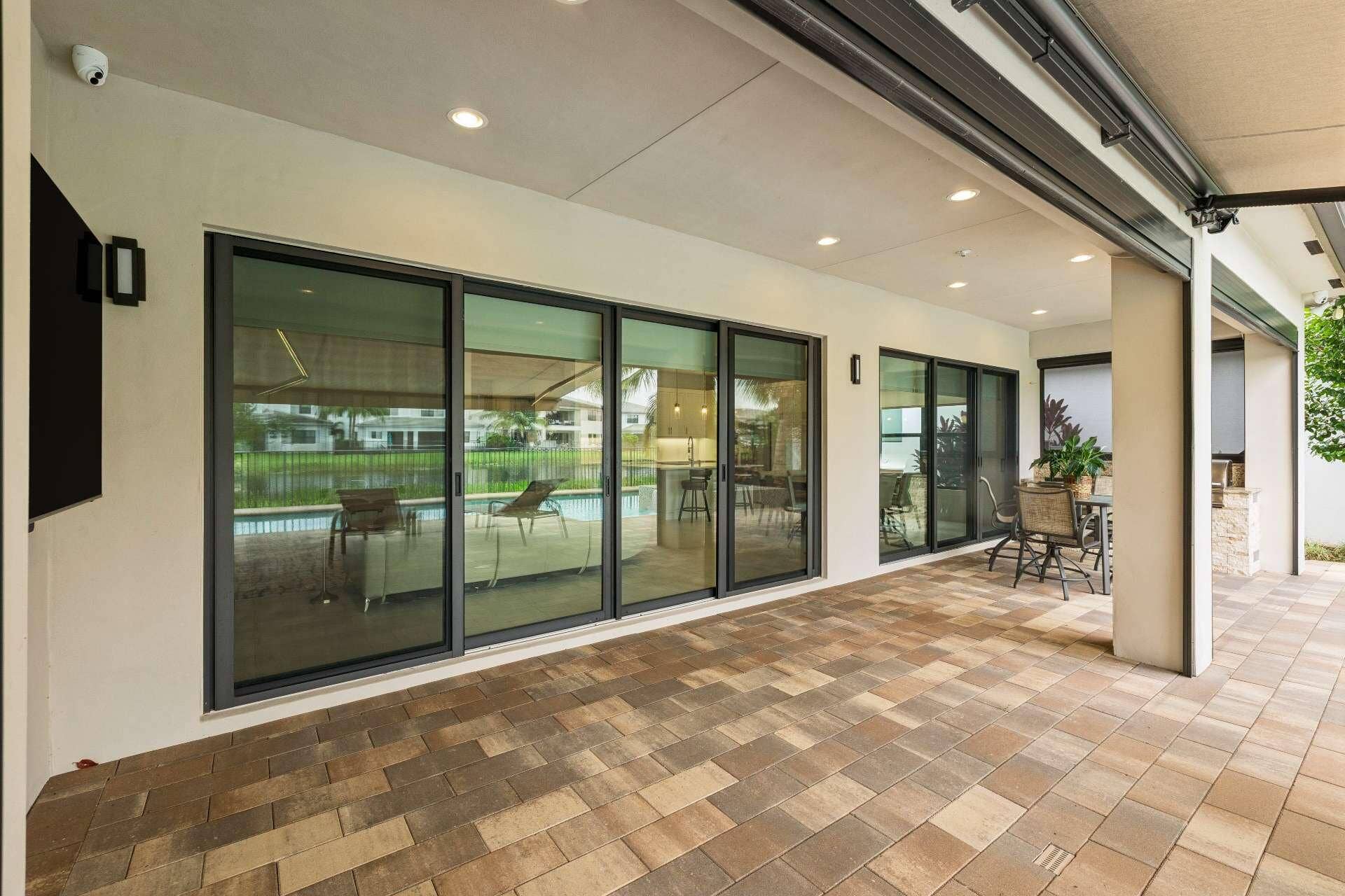 LARGE LANAI