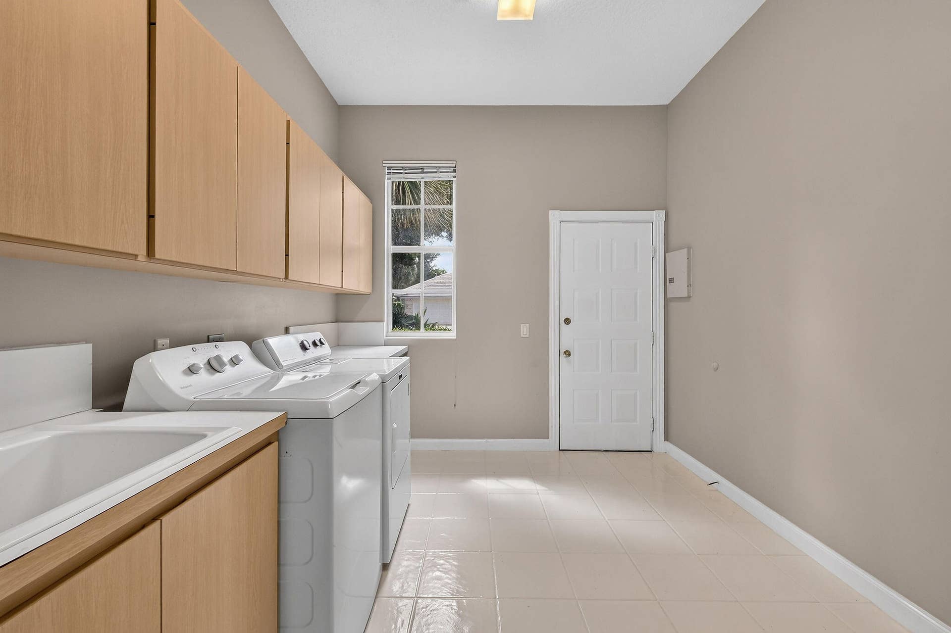 1081 Bedford Avenue, Palm Beach Gardens, FL 33403 Laundry Room