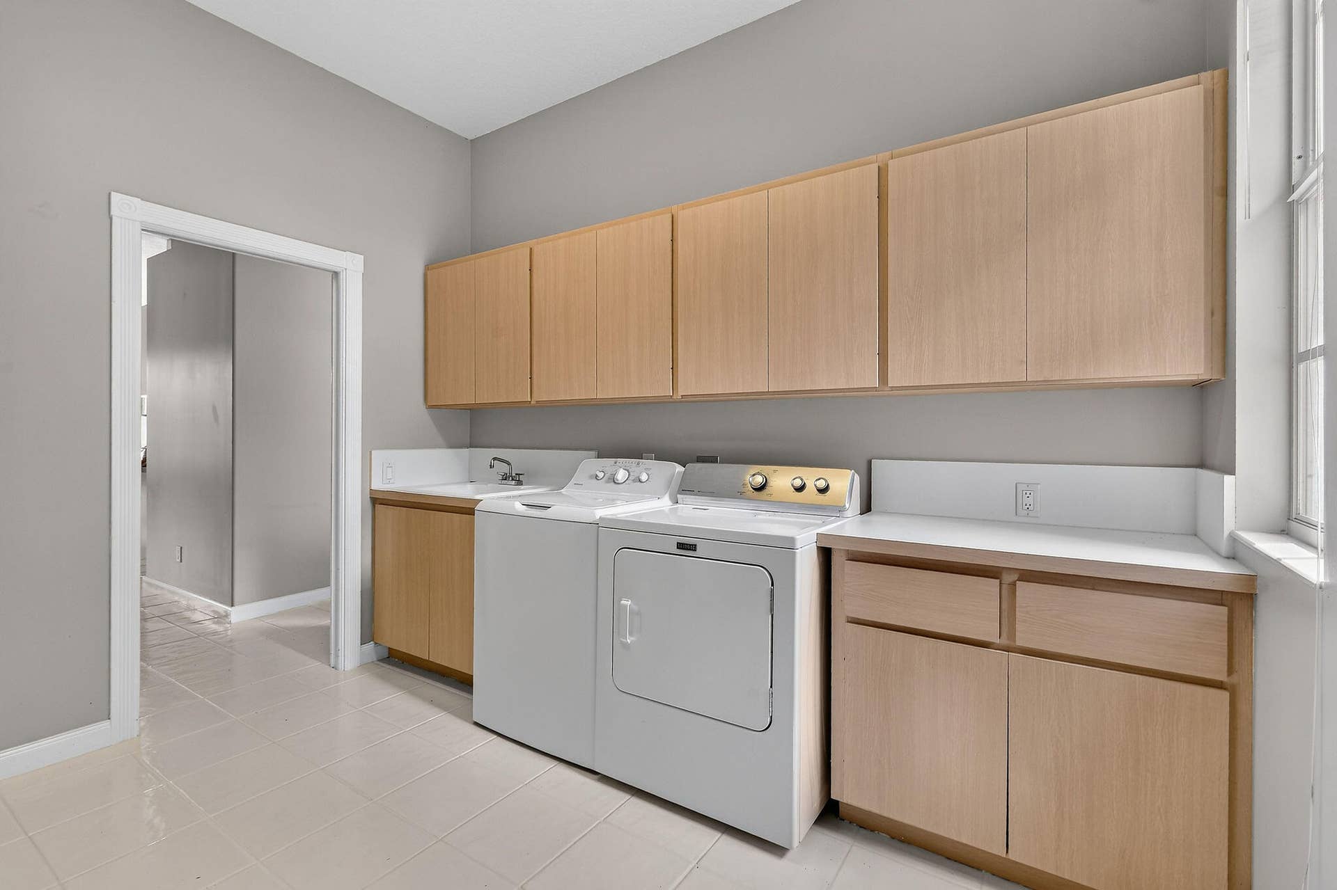 1081 Bedford Avenue, Palm Beach Gardens, FL 33403 Laundry Room