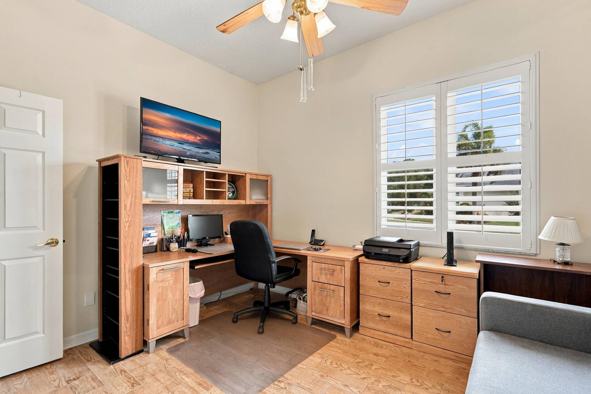 91 Southpointe Drive, Fort Pierce, FL 34949 Spacious guest bedroom is adjacent to updated full bath.