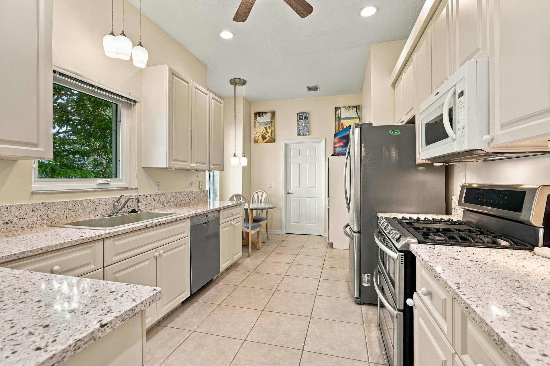 91 Southpointe Drive, Fort Pierce, FL 34949 Kitchen features quartz counters, rare gas cooktop for the chefs in the house, Bosch dishwasher, pantry, breakfast area, breaksfast bar, and lots of cabinet space.