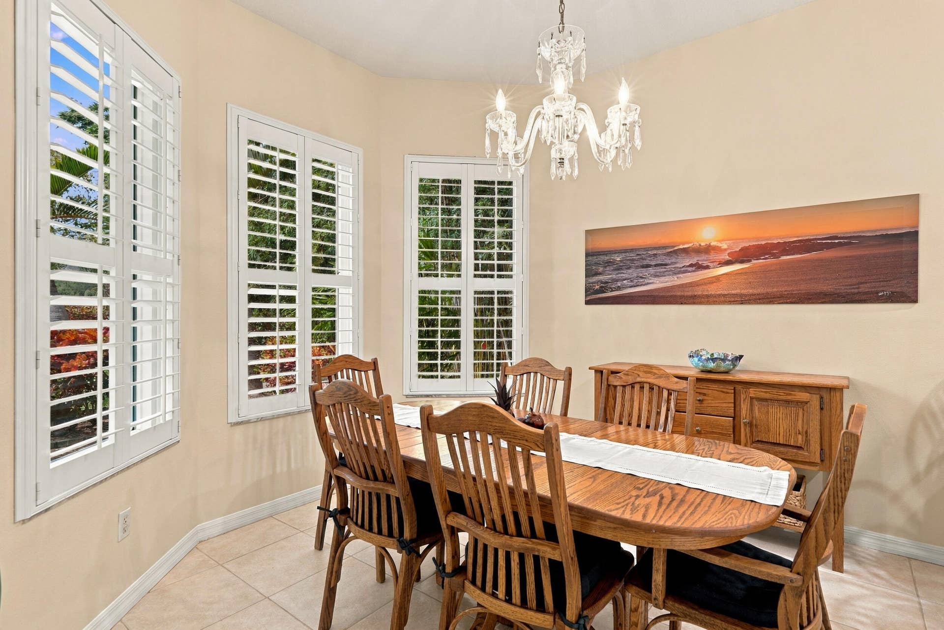 91 Southpointe Drive, Fort Pierce, FL 34949 Bay window in dining room offers great views of golf course. The Waterford chandelier is included in sale.