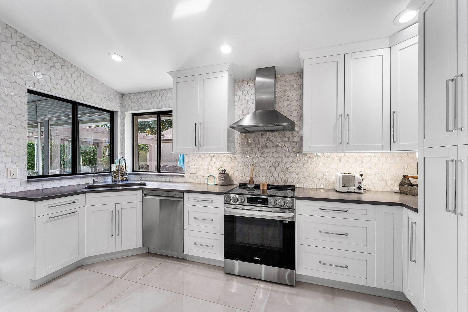 1417 NW 26th Avenue, Delray Beach, FL 33445 Kitchen