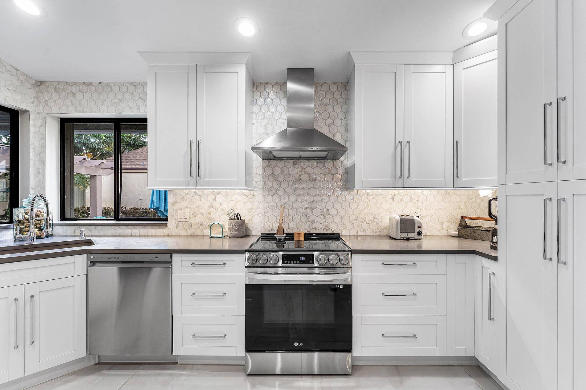1417 NW 26th Avenue, Delray Beach, FL 33445 Kitchen