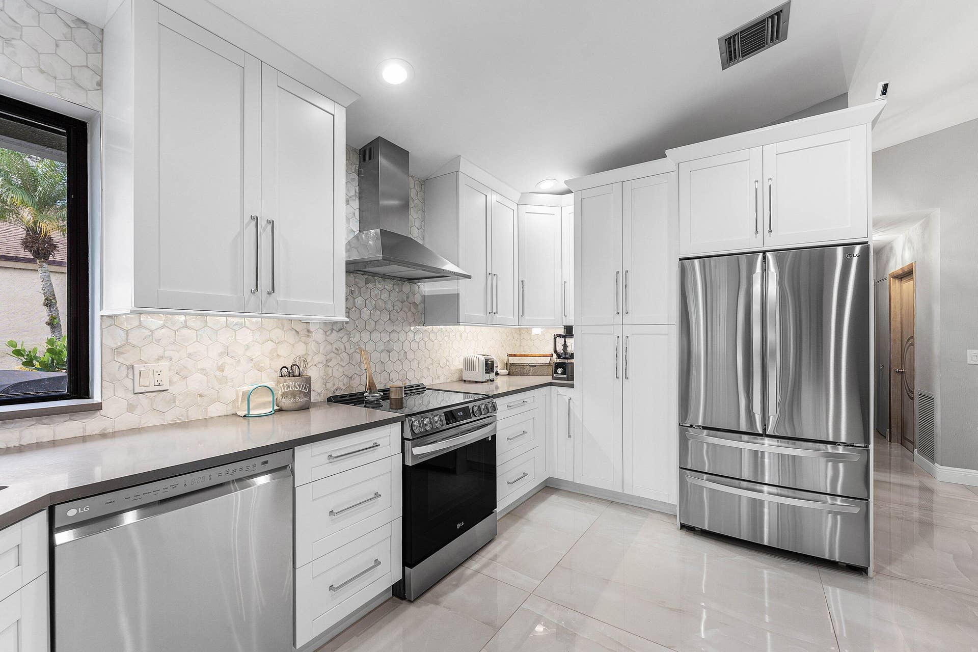 1417 NW 26th Avenue, Delray Beach, FL 33445 Kitchen