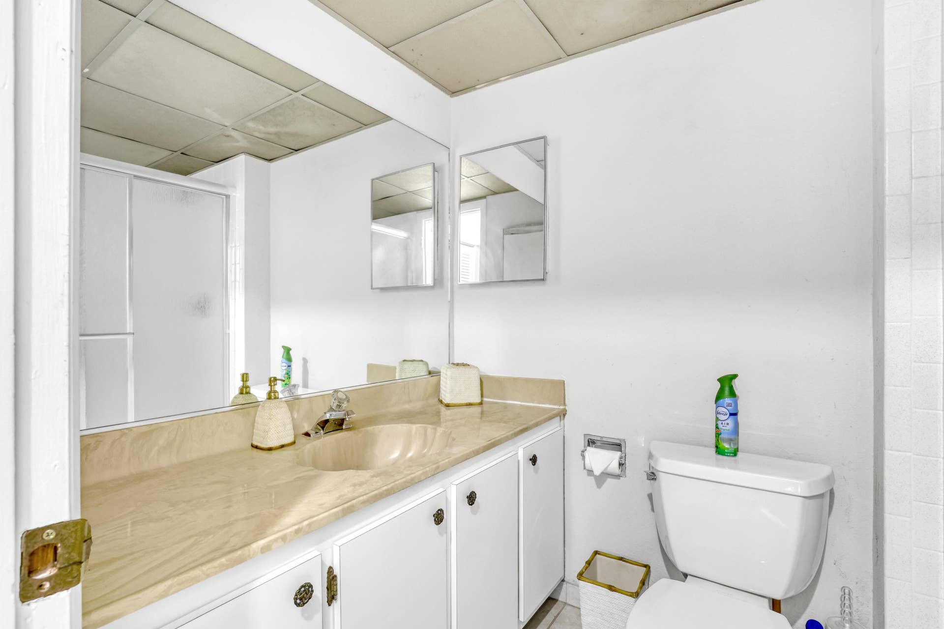 145 S Ocean Avenue, #601, Palm Beach Shores, FL 33404 Principle Bathroom