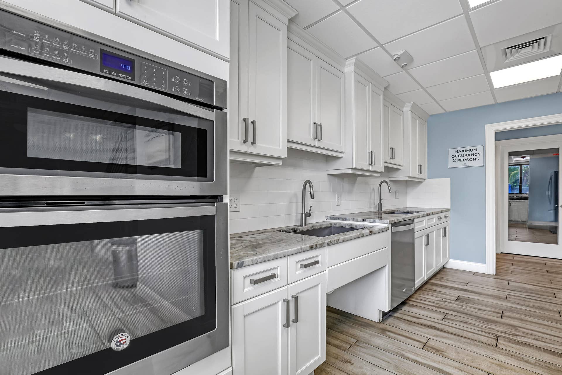 145 S Ocean Avenue, #601, Palm Beach Shores, FL 33404 community kitchen