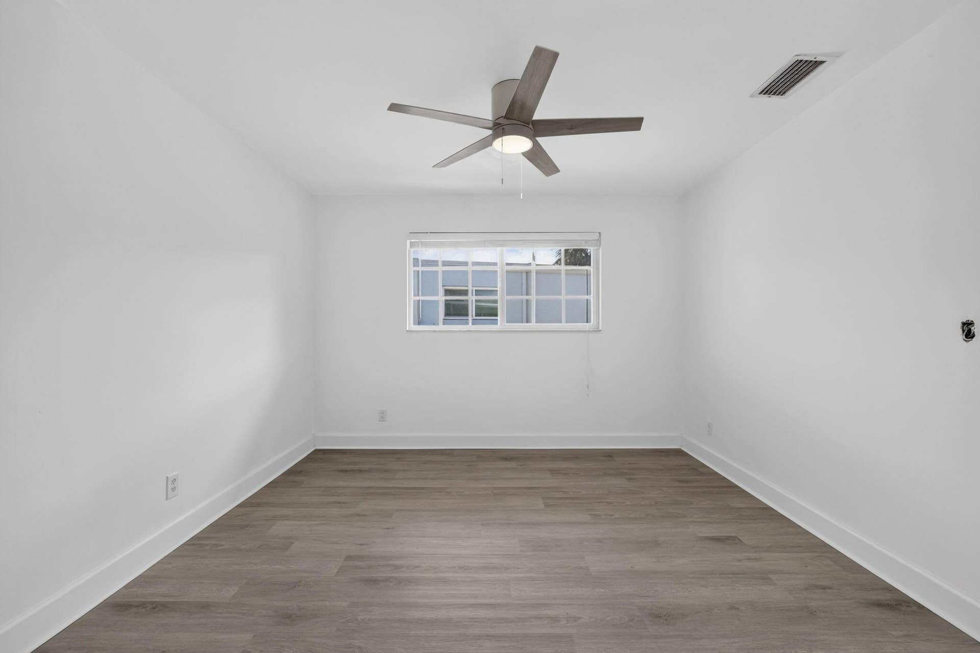 405 SOUTHWIND Drive, #4, North Palm Beach, FL 33408 033-BS1A4217