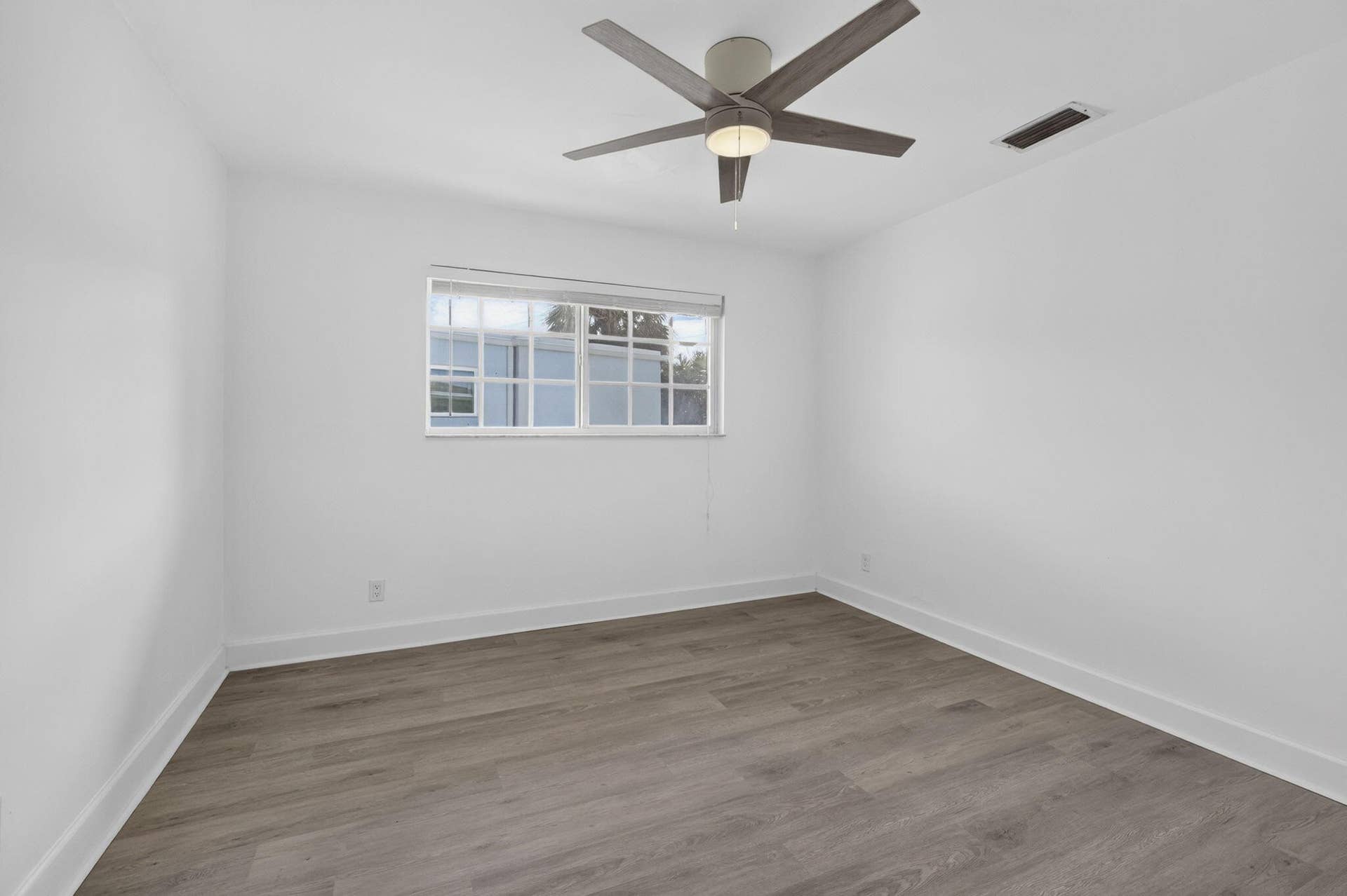 405 SOUTHWIND Drive, #4, North Palm Beach, FL 33408 034-BS1A4223