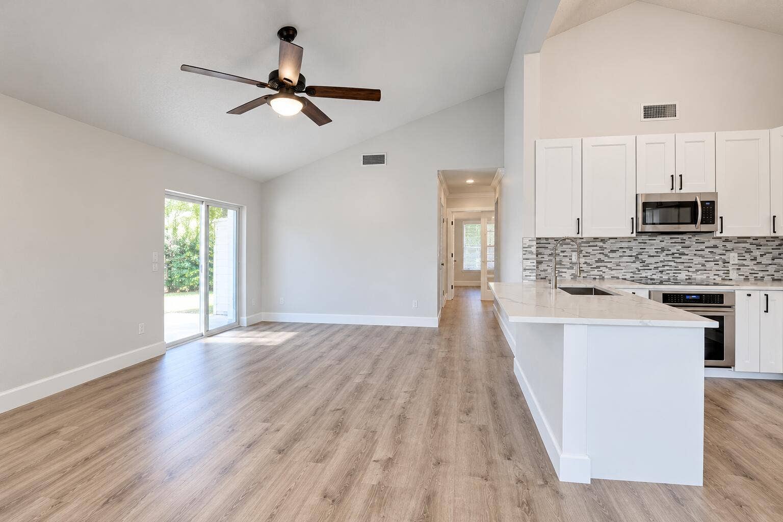 8379 Garden Gate Place, Boca Raton, FL 33433 Bright Vacant Open-Plan Kitchen and Livi